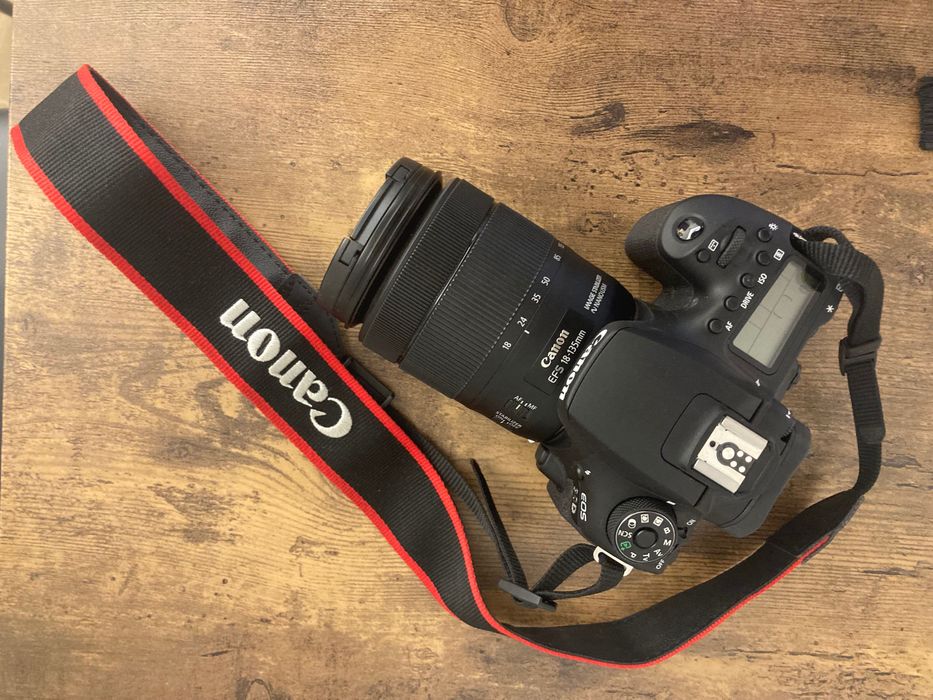 Kit Canon EOS D90 + obiectiv 18 - 135mm USM și încărcător - 200 cadre