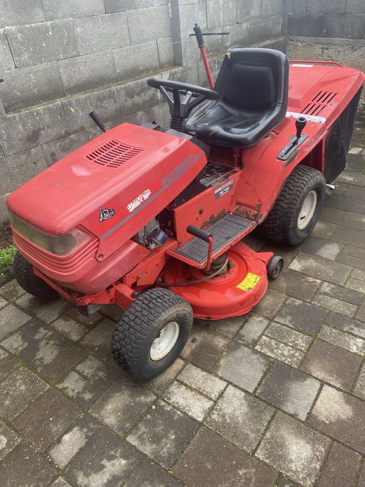 Tractoras pentru tuns gazon