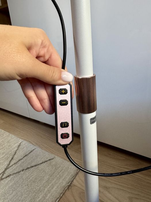 Lampa semiluna cu suport pentru telefon
