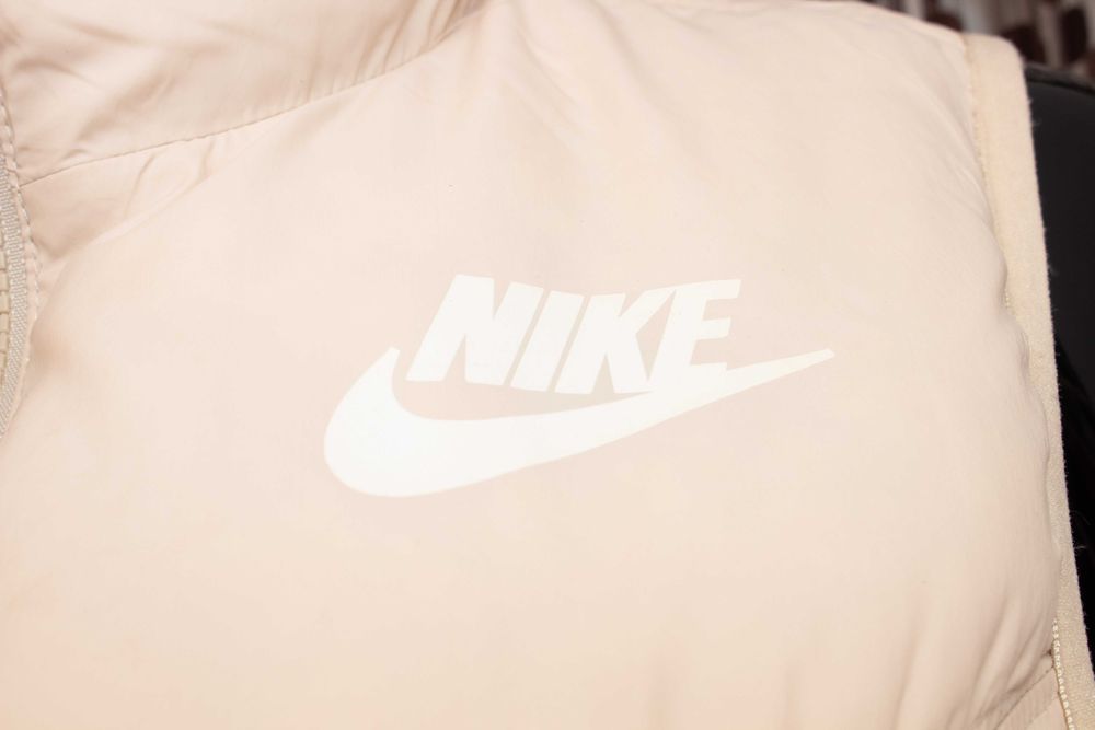 Nike оригинална дамска пухена грейка двулицева бежов елек с пух М