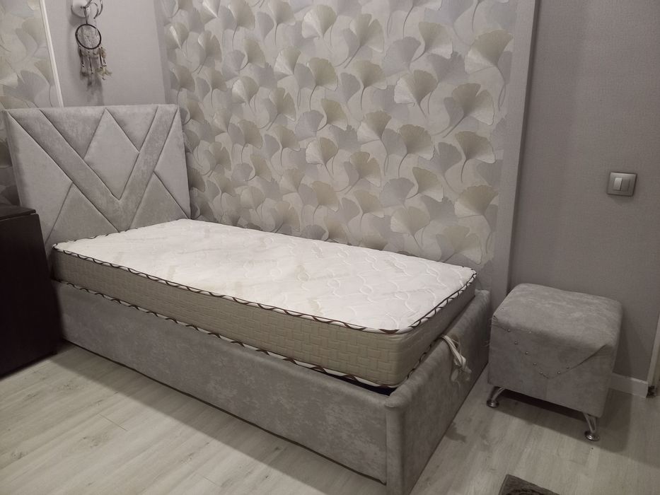 Продам кровать с пуфиком