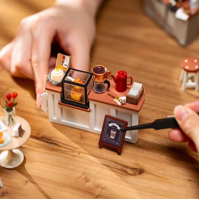 Миниатюрна къщичка: Slow Life Cafe – DIY комплект с LED осветление