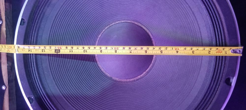 Колонка с динамиком 15 дюймов. Сабвуфер