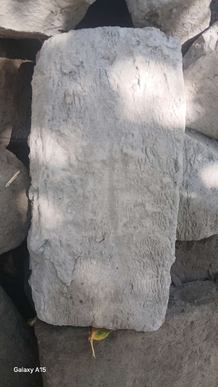 Xom g‘isht sotiladi
