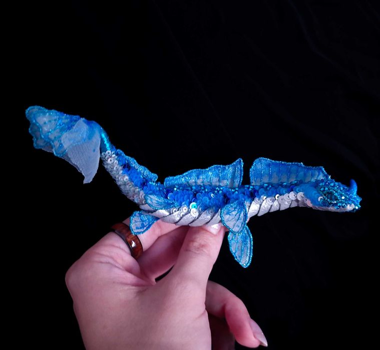 Триизмерна, ръчно изработена брошка с лазурен морски дракон