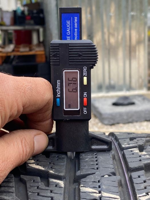 235/65/17 Нокиан Зимни