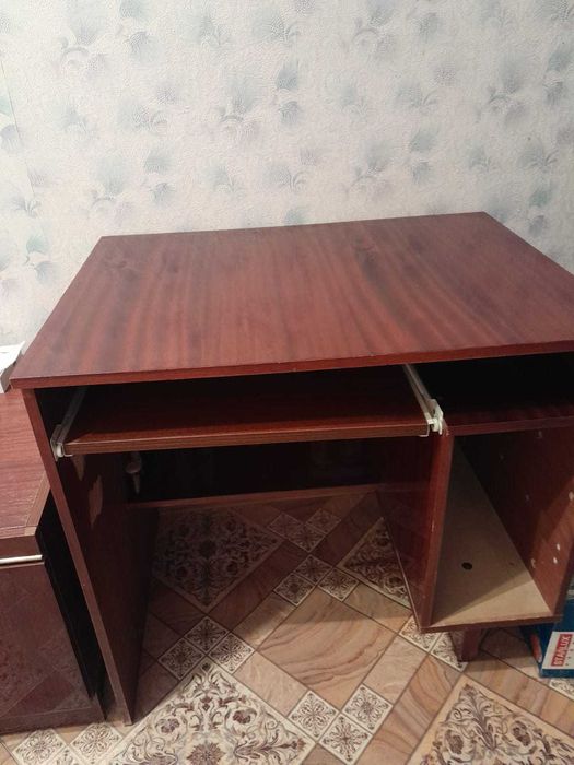 Компьютерный стол компактный