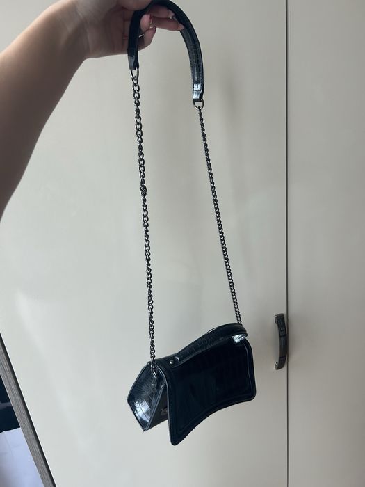 Черна лачена дамска чанта