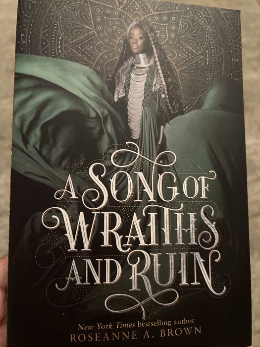 Vand cartea “A song of wraiths and ruin”, limba engleza