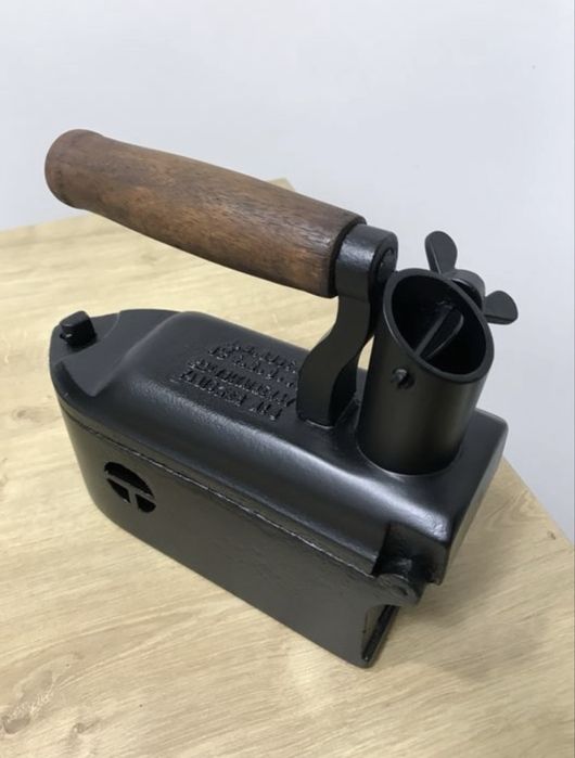 Fier de calcat cu horn vertical  RARITATE !