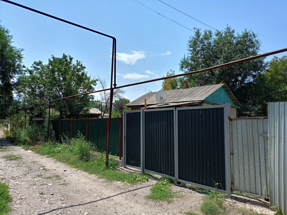 Базарға жақын орналасқан