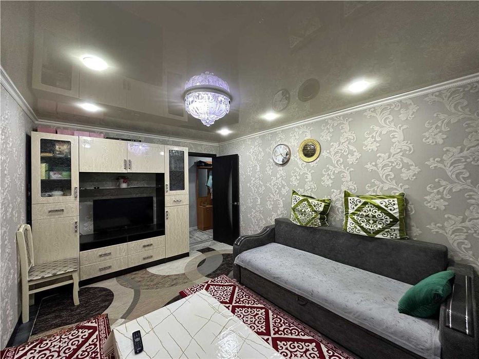 Продам 3-комнатную кв-ру в тёплом блочном доме на Г. Дружбы В Центре!