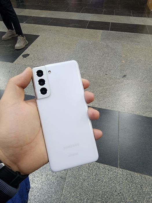 Samsung S21 usta ko'rmagan yengidek turibdi