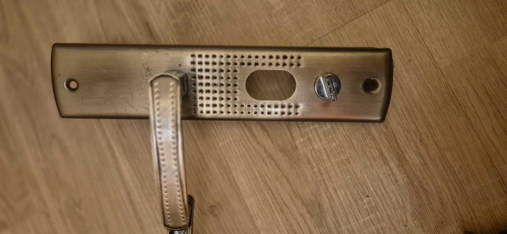 Продавам брава патрон и дръжки за врата