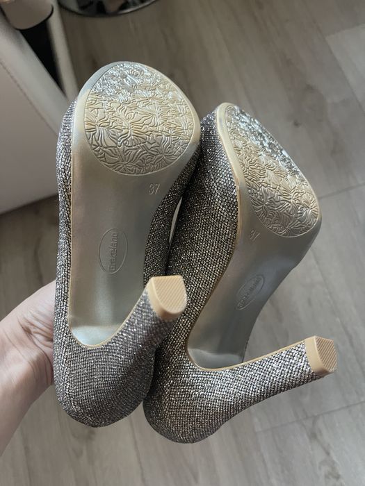 Обувки златни 37номер