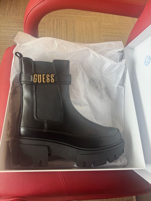 Боти на марката GUESS