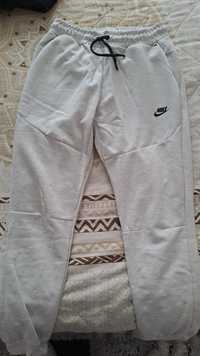 Pantaloni nike tech