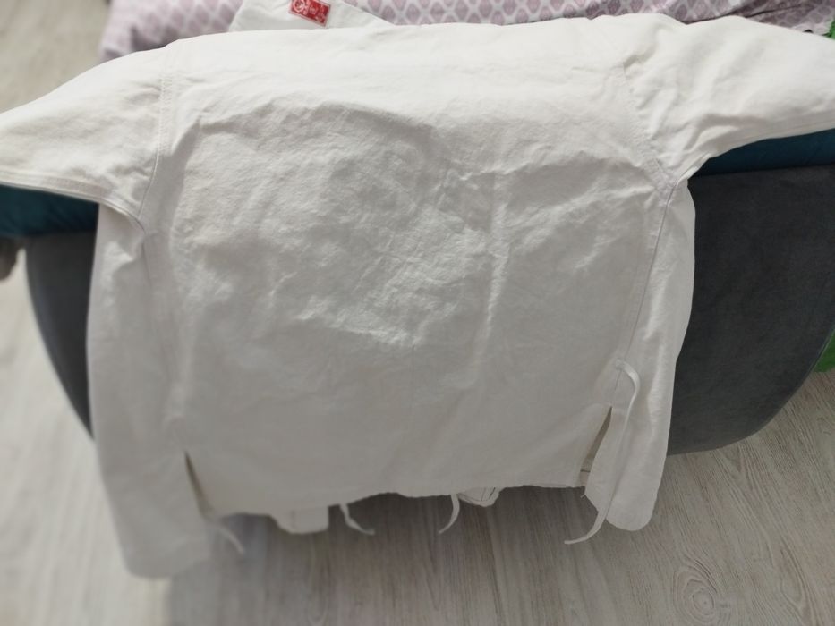 Vând costum karate