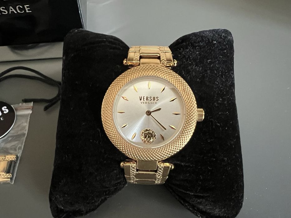 Часовник VERSUS VERSACE в “златно”