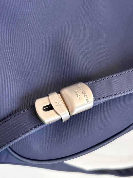 Mandarina duck страхотна чанта в тъмно синьо