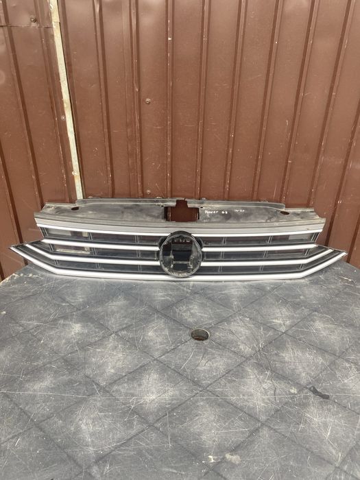 Far stanga /grila centrala Vw passat b8