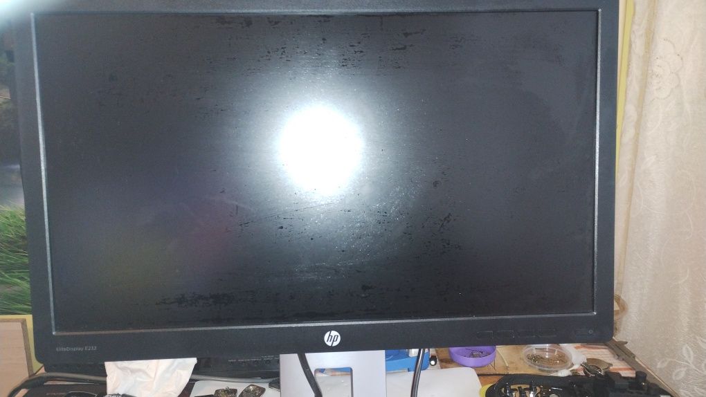 Продавам монитор ,hp