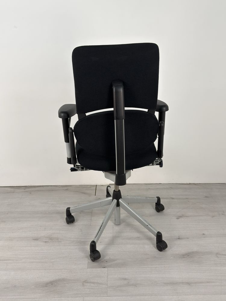Ергономичен офис стол Steelcase Please V1 има две отделни облегалки,