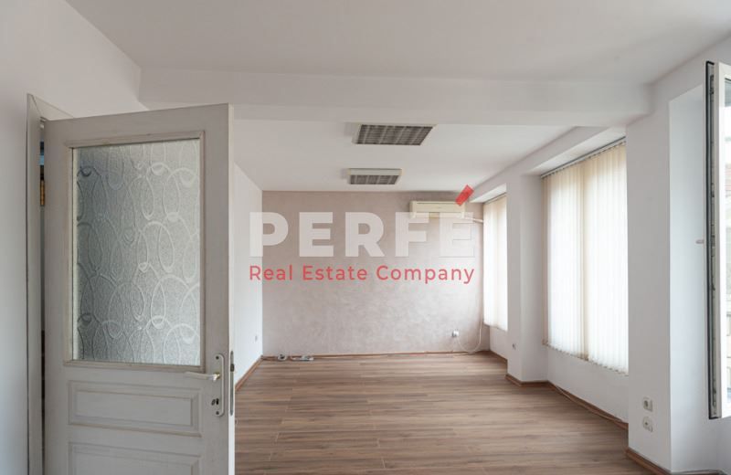 Дава се под наем Двустаен апартамент в Бургас, Център - 65 кв.м за 350 € - Снимка #1
