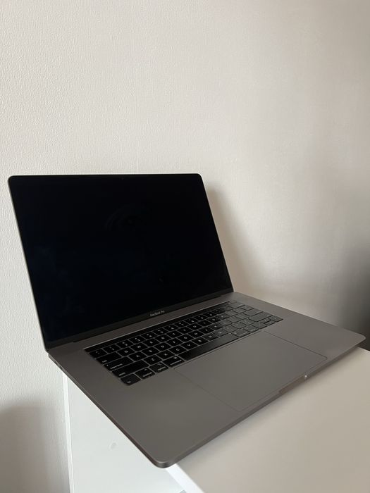 MacBook Pro 15 дюймов 2018