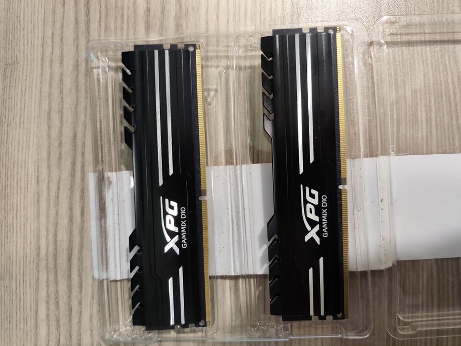 DDR4 2x8 GB XPG CL18