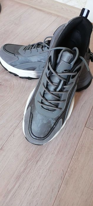 Кроссовки отличного качества размер 45-46