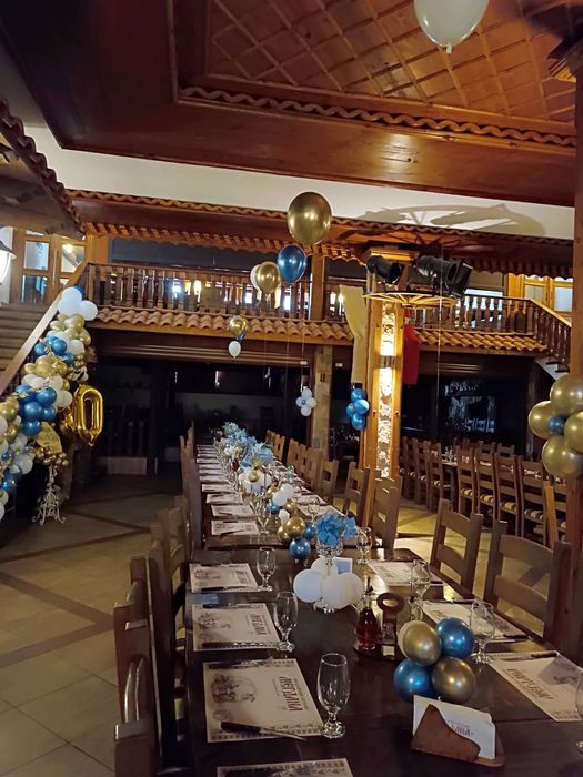 Изработка на празнична украса с балони за абитуриентски балове и др.