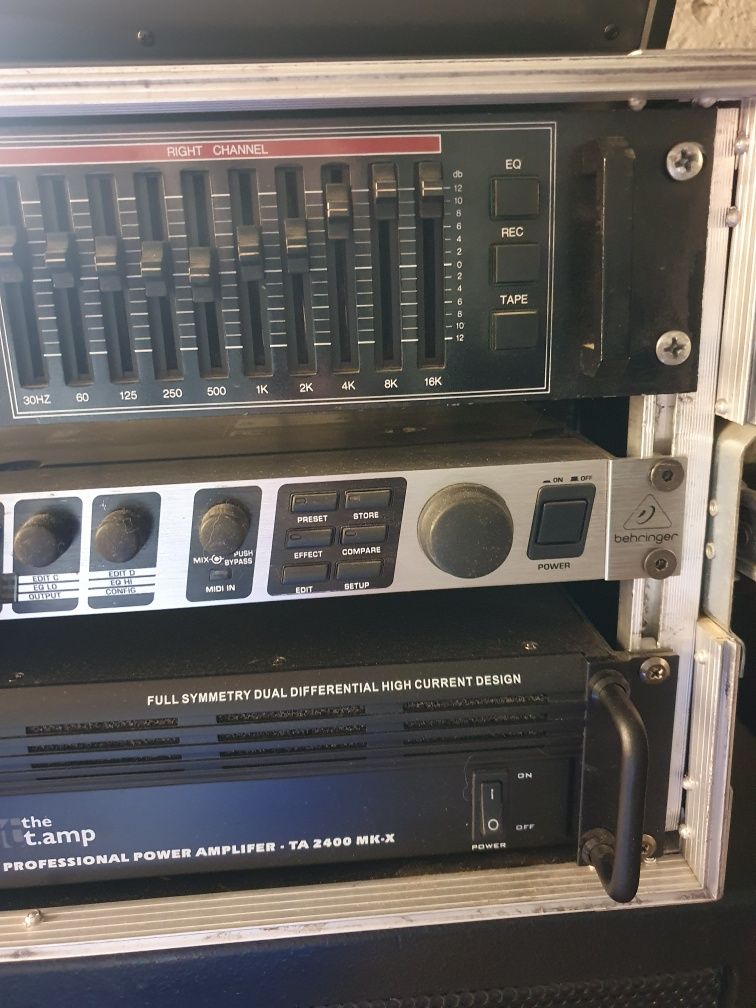 Vând rack cu putere the amp 2400 mixer berhringer și egalizator