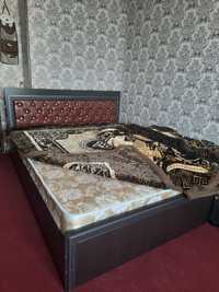 Кровать  с  матрасом