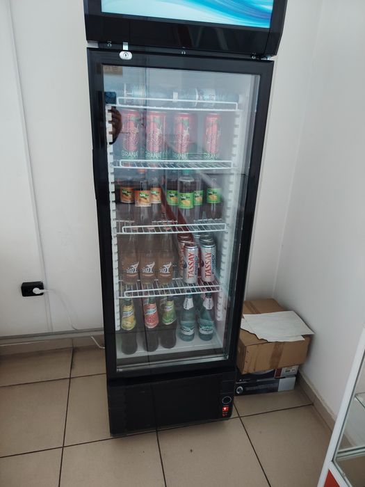 Продам витринный холодильник.