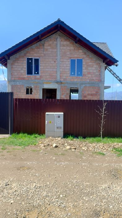 casa de vanzare la rosu