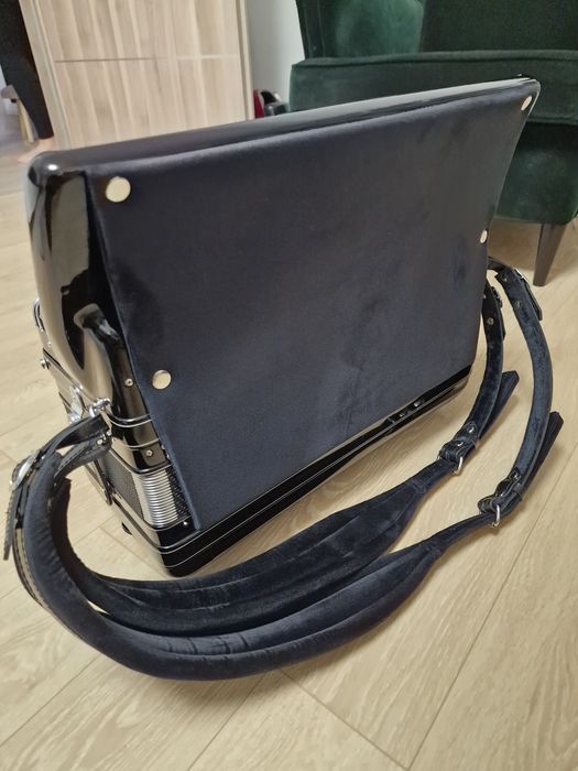 Vand acordeon Hohner Morino 4N ca nou