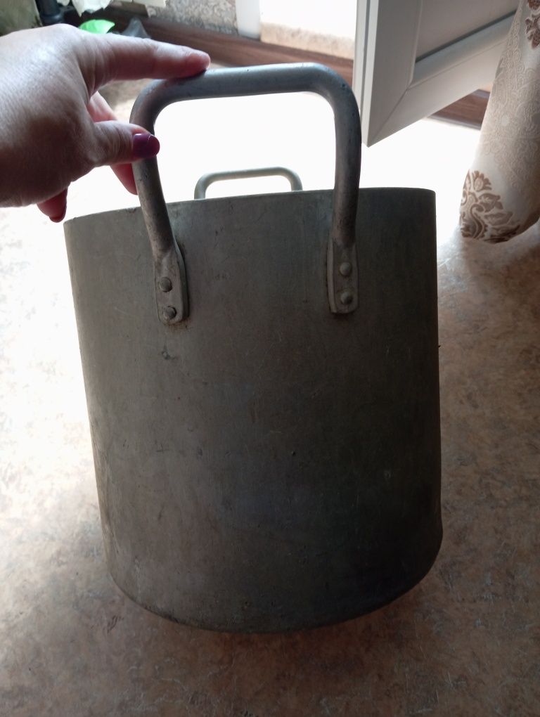 Алюминевая кастрюля