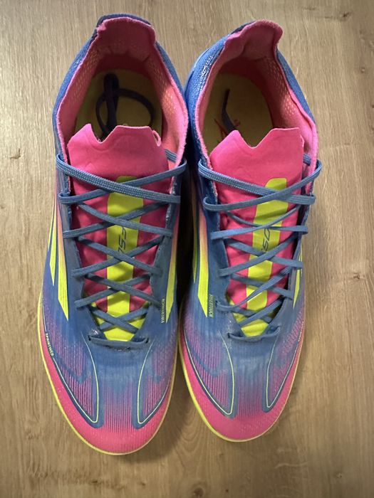 Ghete de fotbal de sintetic