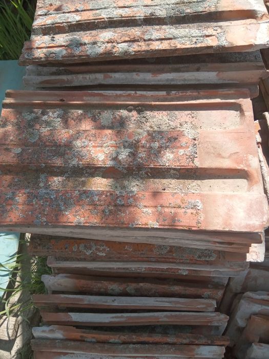 Țiglă și coamă de acoperiș