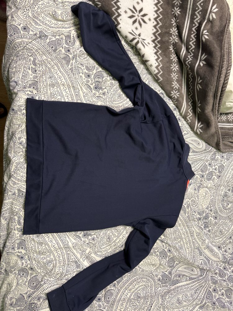 Продавам суитчър Adidas