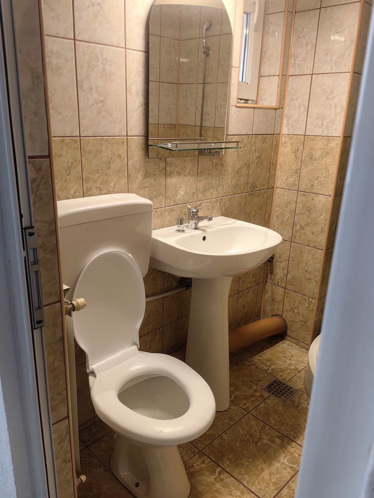 Set de baie compus din wc, lavoar și cabina