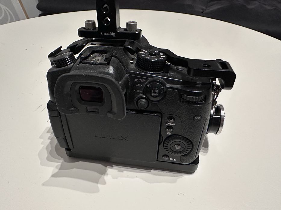 Panasonic GH5 + Lumix 12-60 + baterii + geanta Manfrotto +Smallrig