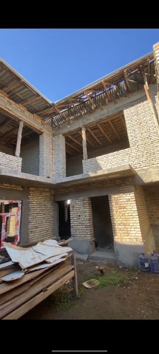 Navoiy.V.  Xatirchi sentrda 5 honali 2 etaj hovli