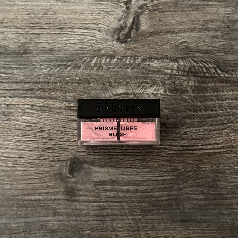 Румяна Givenchy Prisme Libre 01 Mousseline Lilas | Glossier Бронзер