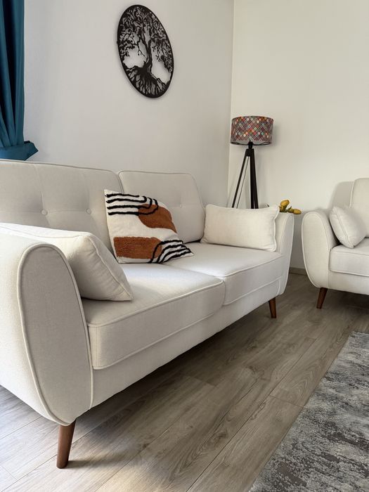 Canapele aproape noi