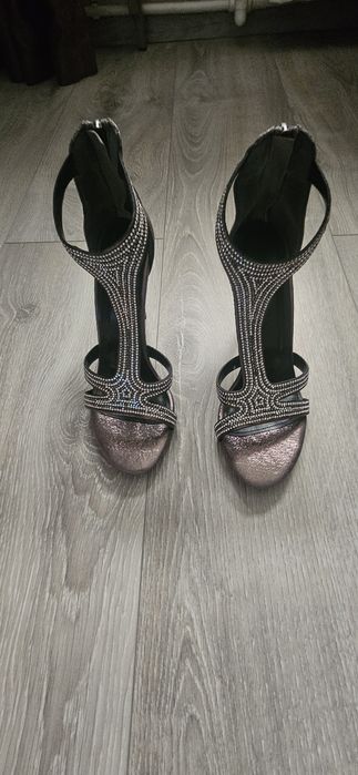Vând  sandale de ocazie