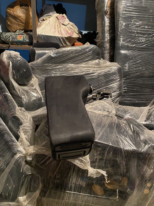 Подлокотник на Ауди 100 А6 С4 кузов. !