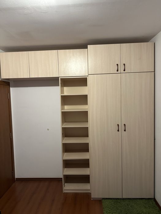 Бял гардероб с шкафчета и място за закачалки