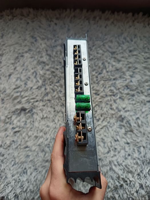 Vând doua amplificatoare auto crunch și mingsound